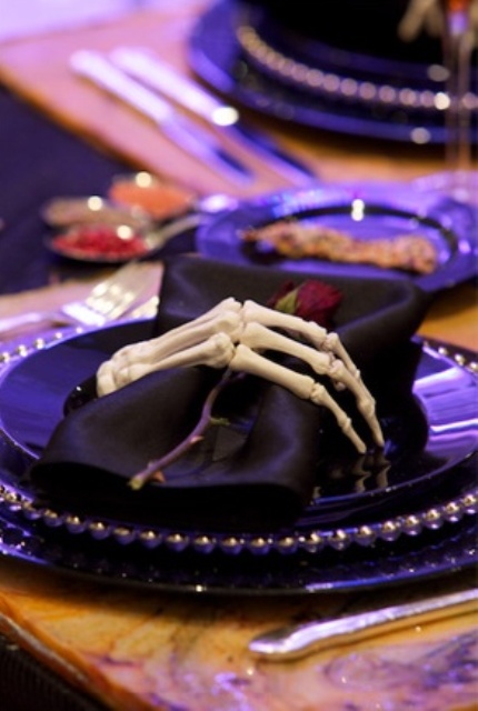 Wedding-o-mania - 41 Spooky but Elegant Halloween Wedding Table Settings